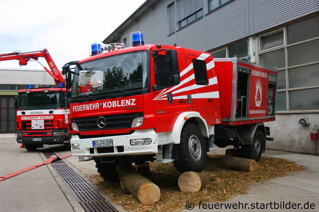 Bei diesem Waldbrand LF kann der Aufbau mit einen Ladekran abgenommen werden und durch einen Aufbau mit Sitzpl�tzen ersetzt werden.
Das LF wurde von der Firma Ritter Aufgebaut.
Aufgenommen beim Tag der Offenen T�r der Fw Koblenz, 28.8.2011.

