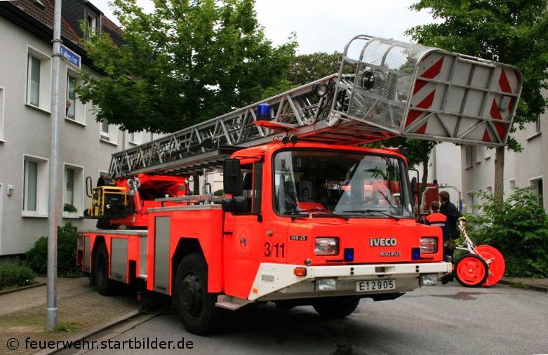 Bei der FF Kettwig steht diese DLK 23/12 (E 2905) (Florian Essen 8/33/4).
Es ist die einzige DL die in Essen bei einer FF steht. 
Sie ist die erste Niederfluhr DL die von der Feuerwehr Essen 1991 angeschaft wurde.
