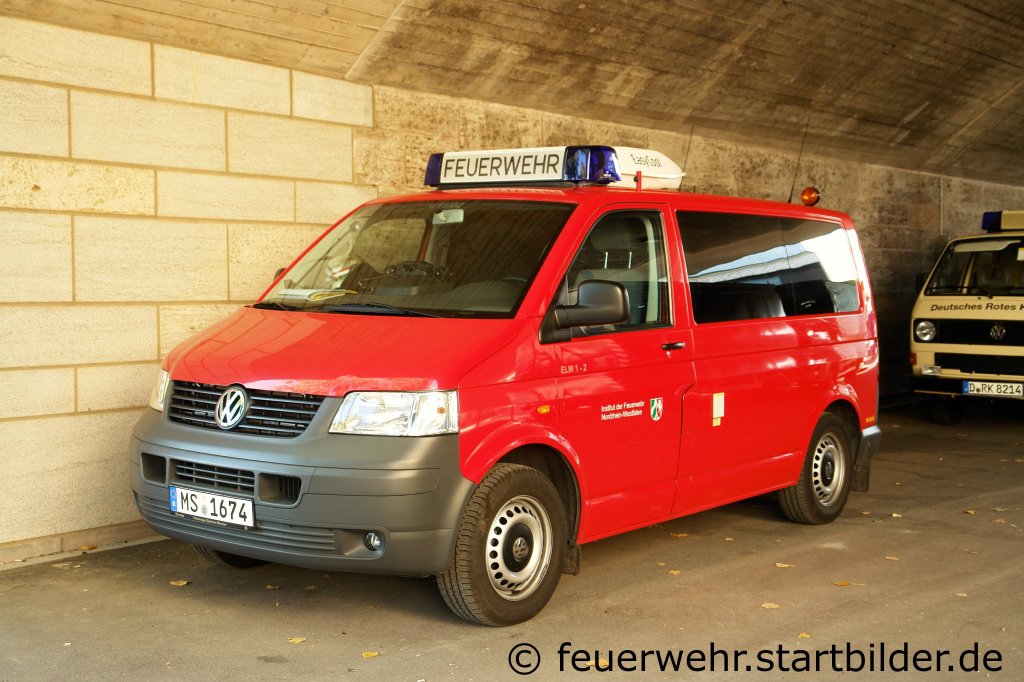 Beim Institut der Feuerwehr NRW in M�nster ist dieser ELW-1 (MS 1674) stationiert.
Aufgenommen beim NRW Tag 2011 in Bonn.