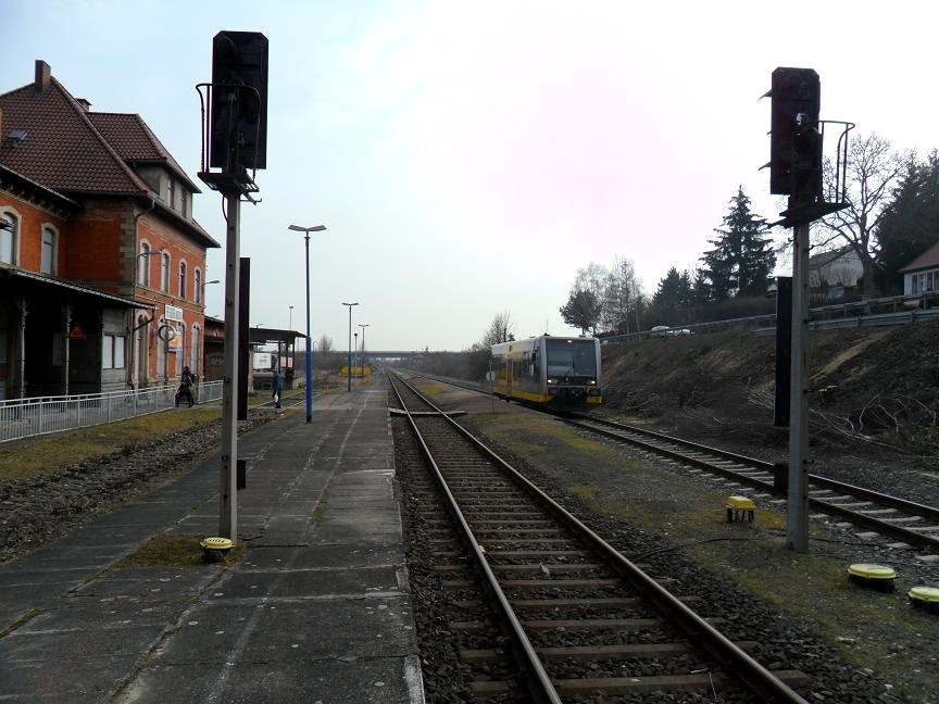 Bis der neue Haltepunkt fertig ist, halten die Triebwagen der Burgenlandbahn noch im  alten  Bf Freyburg. Hier 672 905 als RB 34876 von Naumburg Ost nach Wangen; 03.03.2012