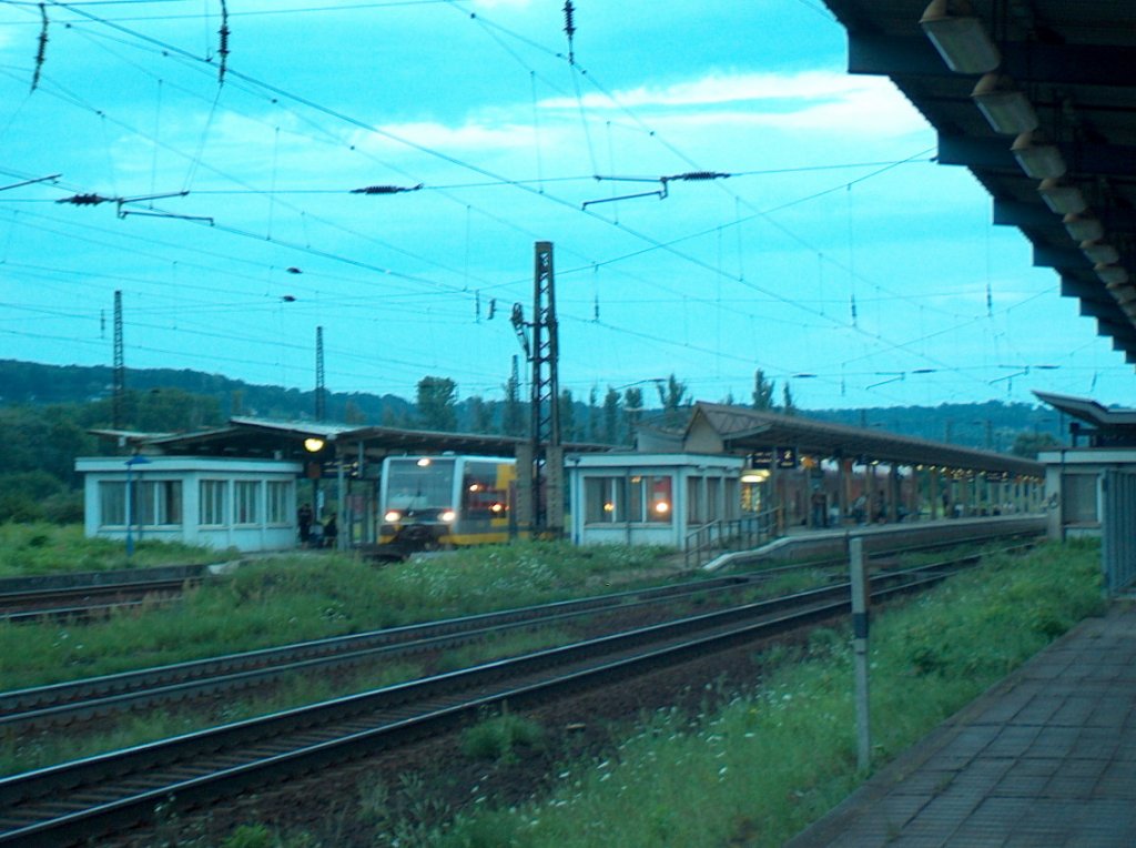 Blick auf die Bahnsteige am Abend des 26.07.2007 in Naumburg Hbf.