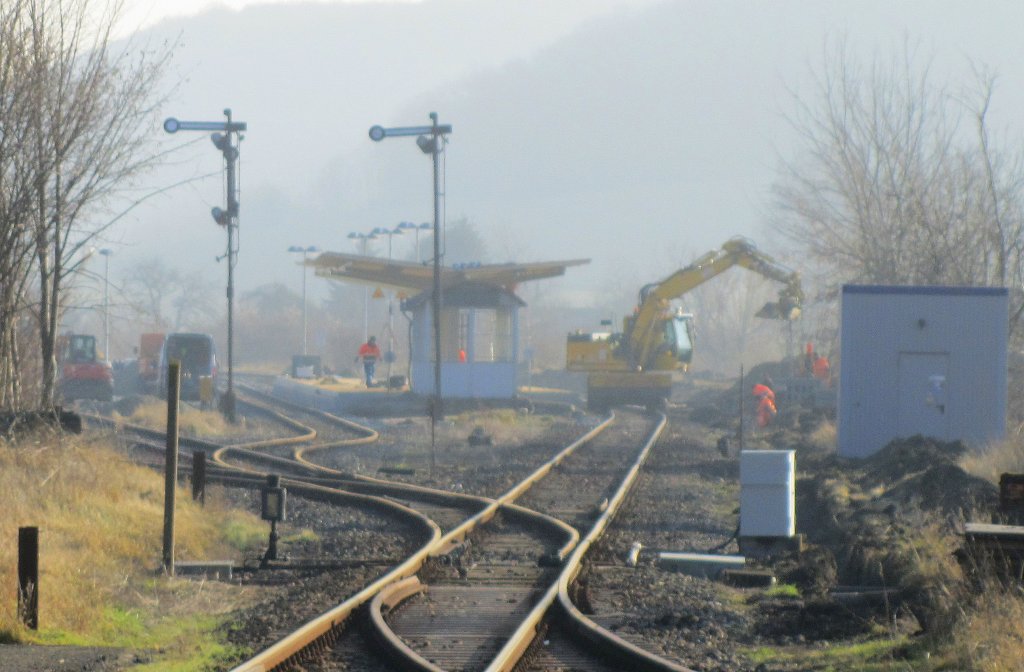 Blick vom Bahnübergang der B176 in den Bf Laucha, wo am 26.01.2012 noch Arbeiten am neuen Bahnsteig stattfanden. (Foto: Dieter Thomas)