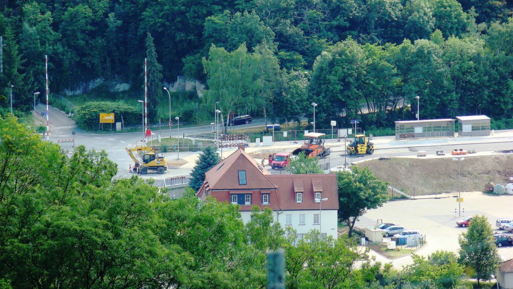 Blick vom Berghotel Edelacker auf den neuen Hp Freyburg mit der fast fertiggestellten Schnittstelle zwischen Bus und Bahn; 01.07.2013 (Foto: Günther Göbel)