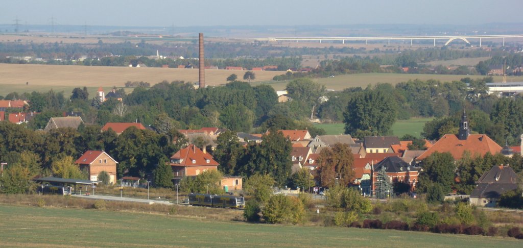 Blick vom Ensberg bei Laucha auf den Lauchaer Bahnhof mit einer RB nach Wangen und Naumburg Ost am 30.09.2012. (Foto: Günther Göbel)