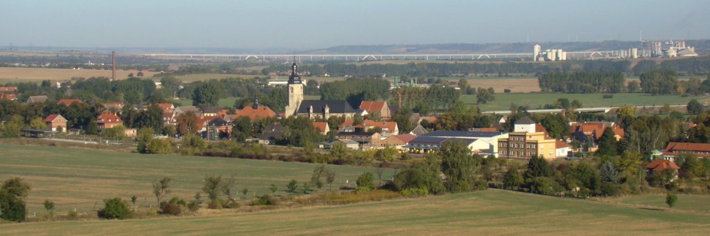 Blick vom Ensberg bei Laucha auf die neue Unstruttalbrücke und das Zementwerk in Karsdorf, am 30.09.2012. (Foto: Günther Göbel)