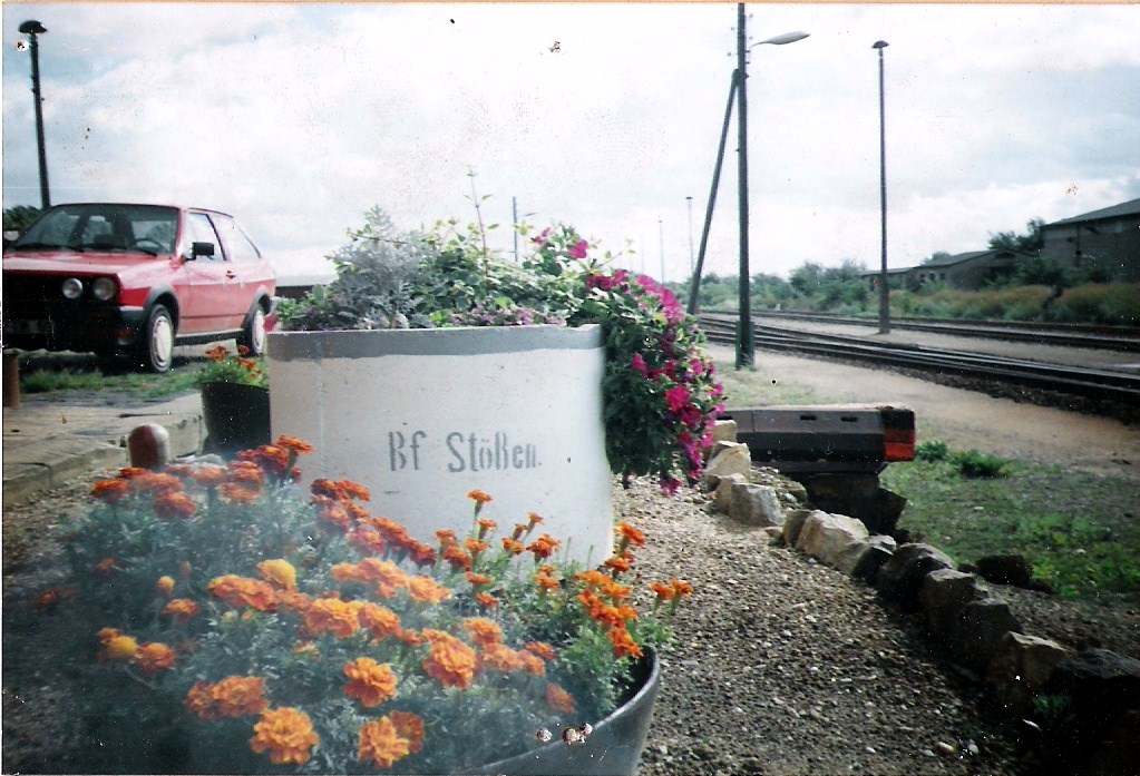 Blumenkübel vermutlich Mitte der 90er im Bf Stößen. (Foto: Archiv IG Unstrutbahn e.V.)