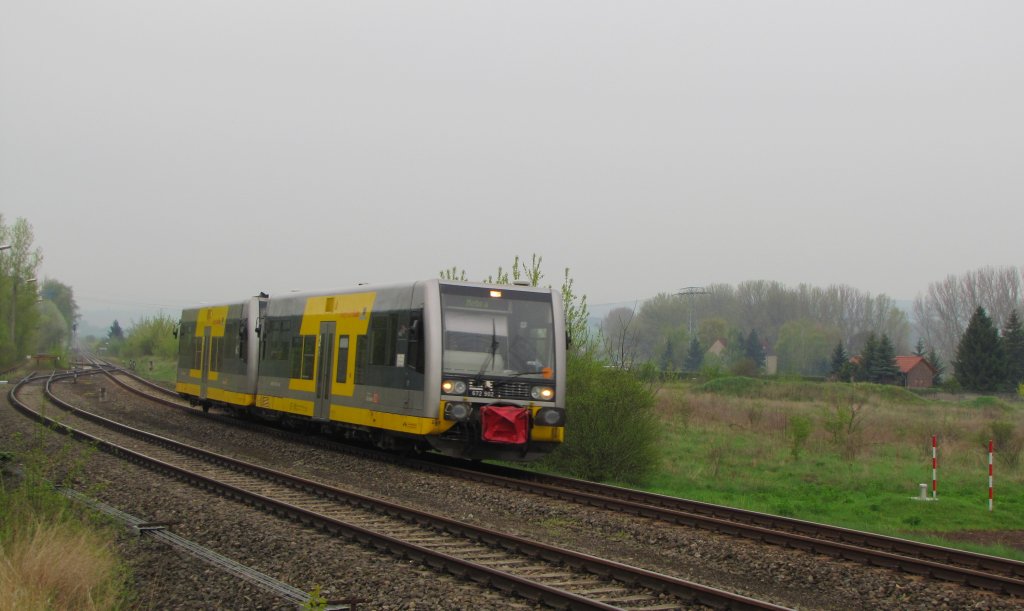 Burgenlandbahn 672 902 + 672 910 als RB 34864 von Naumburg Hbf nach Nebra, am 01.05.2013 bei Karsdorf.