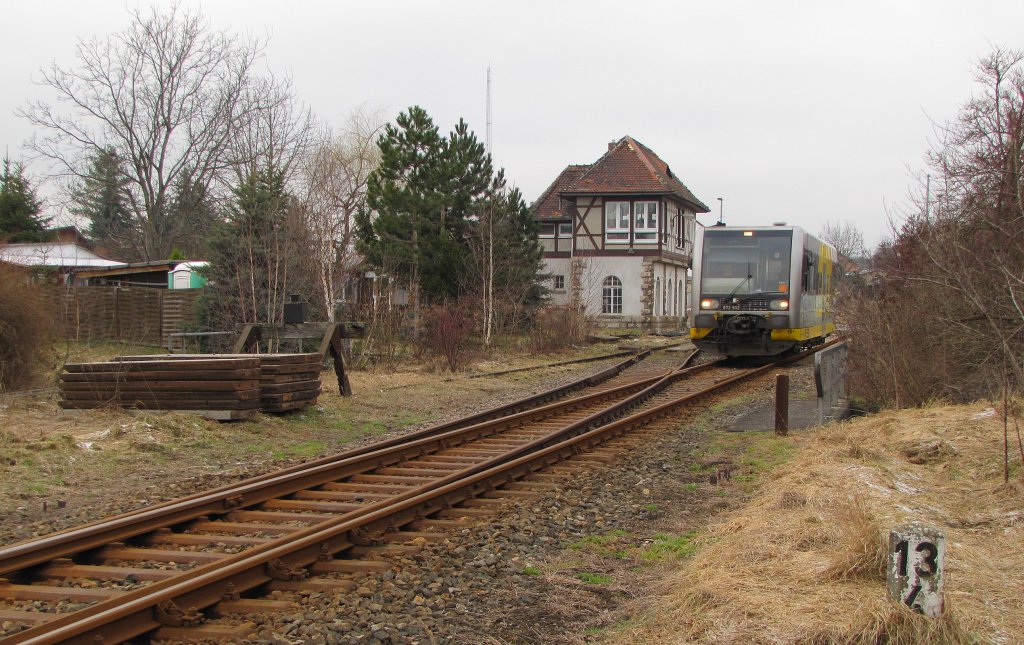 Burgenlandbahn 672 902 als RB 34871 von Wangen nach Naumburg Ost, bei der Einfahrt in Laucha; 28.01.2011