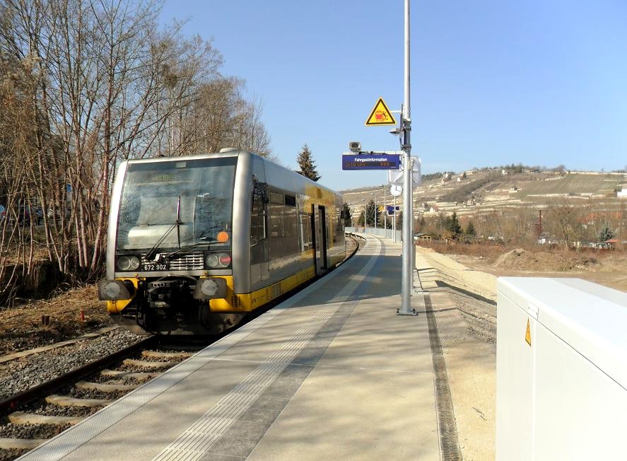 Burgenlandbahn 672 902  Rotkäppchen Sekt  beim Halt am neuen Hp Freyburg. Nach dem Fahrgastwechsel geht es als RB 34874 aus Naumburg Ost weiter nach Wangen; 16.03.2012