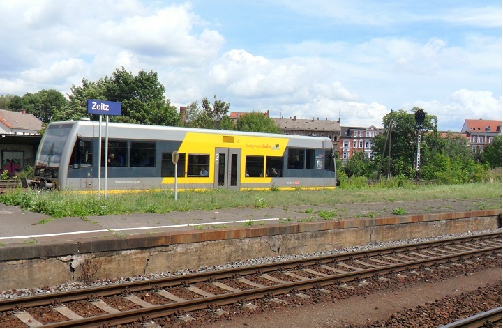 Burgenlandbahn 672 903 kommt am 11.07.2012 berpnktlich als RB 34717 aus Weienfels in Zeitz an.