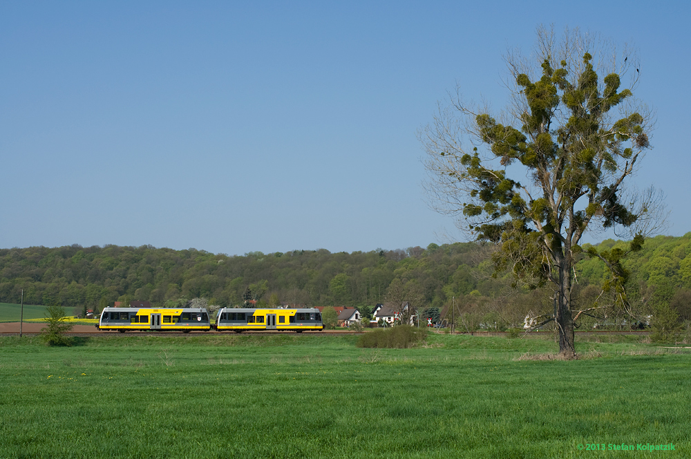 Burgenlandbahn 672 905 + 672 910 sind am 05.05.2013 bei Nebra unterwegs als RB 34868 (Naumburg Ost - Wangen). (Foto: Stefan Kolpatzik)