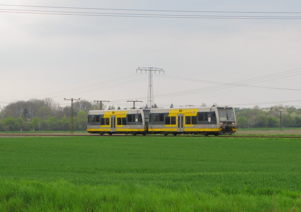 Burgenlandbahn 672 905 + 672 907 als RB 34881 von Wangen (U) nach Naumburg (S) Ost, am 01.05.2013 bei Reinsdorf (b Nebra).