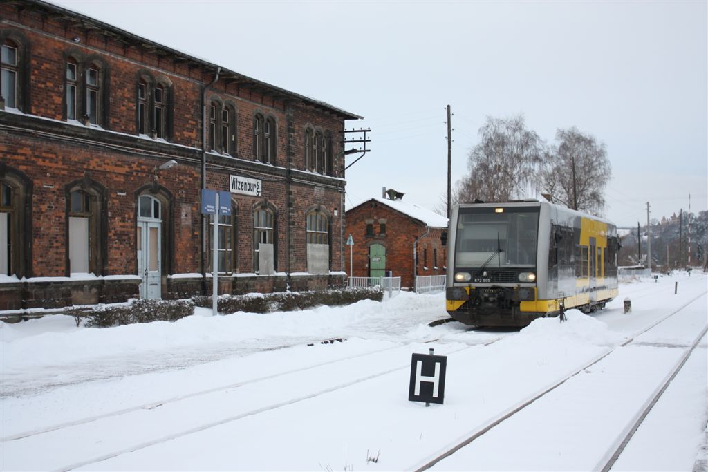Burgenlandbahn 672 905 als RB 25981 von Nebra nach Naumburg Ost, im Bf Vitzenburg; 10.12.2010 (Foto: Tom Radics)