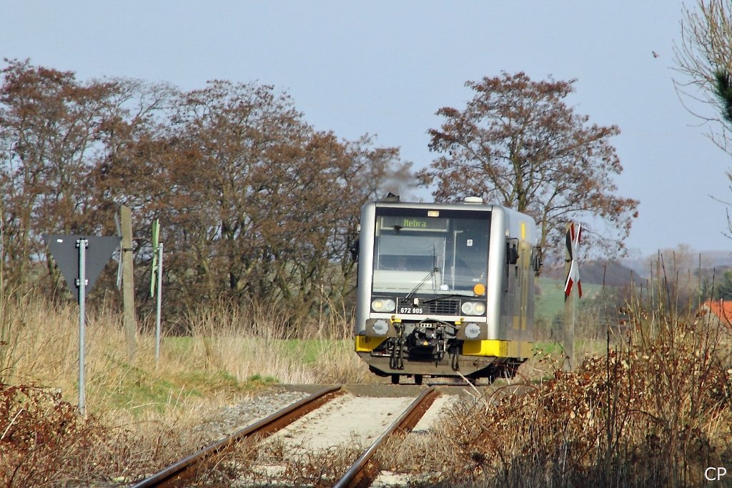 Burgenlandbahn 672 905 passiert am 26.03.2010 auf der Fahrt von Zeitz nach Nebra einen unbeschrankten Bahnübergang kurz vor Krauschwitz.
(Foto: Christopher Pätz)