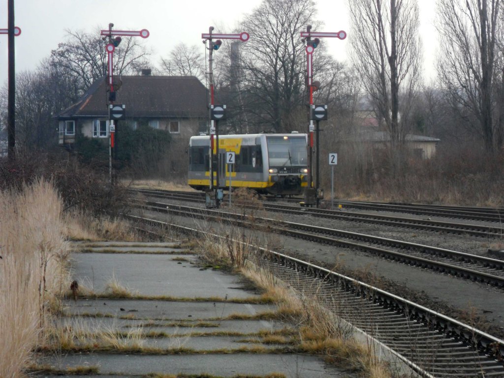 Burgenlandbahn 672 905  Stadt Naumburg  fährt nach der Betankung in die Abstellung am Bahnsteig 1 in Zeitz; 25.01.2012
