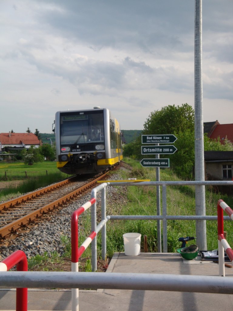 Burgenlandbahn 672 906 als RB 34885 von Wangen nach Naumburg Ost, am 14.05.2013 am Hp Roßbach. (Foto: Günther Göbel)