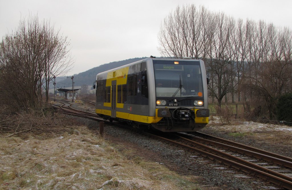 Burgenlandbahn 672 910  Stadt Weißenfels  als RB 34870 von Naumburg Ost nach Wangen, bei der Ausfahrt in Laucha; 28.01.2011