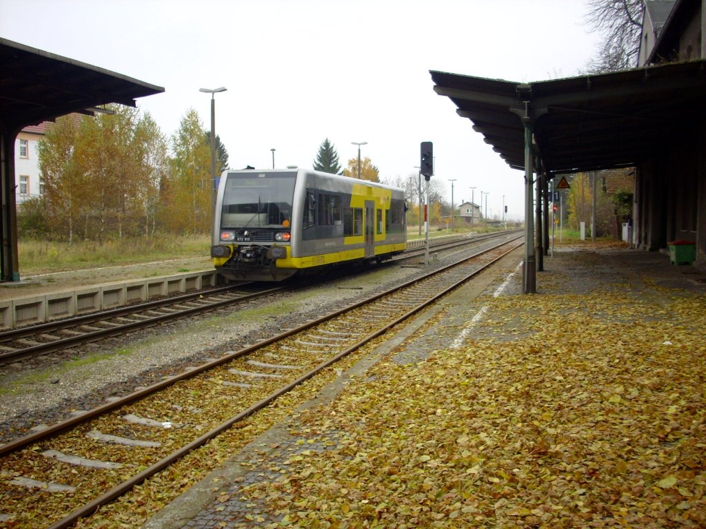 Burgenlandbahn 672 913 als RB 25879 von Nebra nach Zeitz, im Bf Teuchern; 02.11.2010 (Foto: Thomas Fritzsche)