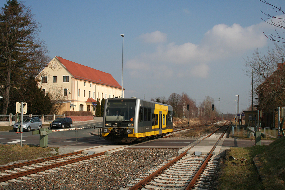 Burgenlandbahn 672 915 als RB 24718 von Zeitz nach Weienfels am 06.03.2012 in Theien. (Foto: Marcel Grauke)