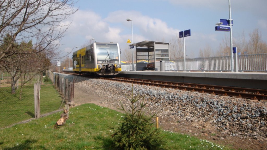 Burgenlandbahn 672 915  Stadt Mücheln  als RB 34878 von Naumburg Ost nach Wangen, am 22.03.2012 am Hp Roßbach. (Foto: Günther Göbel)