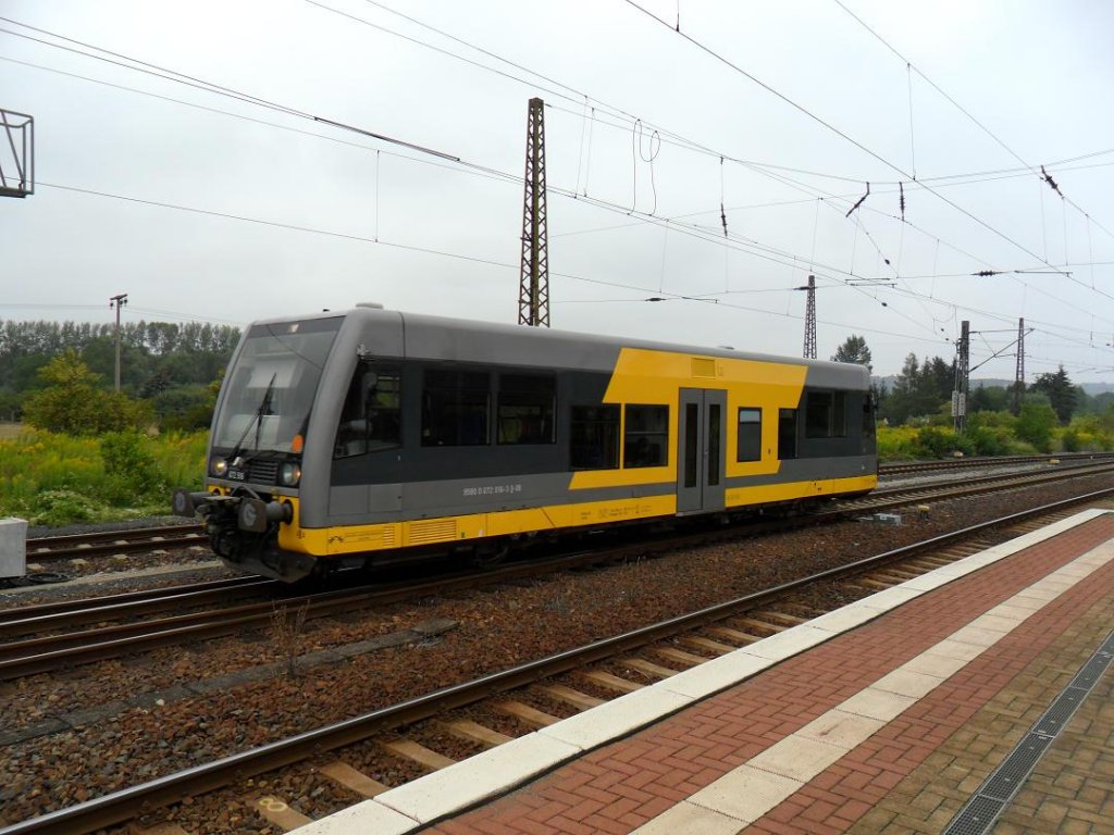 Burgenlandbahn 672 916 (95 80 0672 916-3 D-DB) als RB von Naumburg Ost nach Wangen, am 02.08.2011 bei der Einfahrt in Naumburg Hbf. Obwohl der Tw schon länger für die Burgenlandbahn fährt (Taufname  Burgenlandkreis ), ist er hier ohne Logos unterwegs.