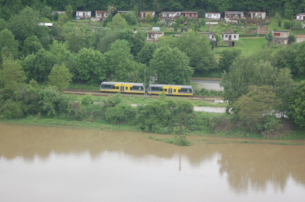 Burgenlandbahn 672 917 + 672 909 als RB 34877 (Wangen - Naumburg Ost), am 02.06.2013 im Bahnhof Nebra. Das Unstruthochwasser steht schon sehr bedrohlich vor dem Bahnhof. (Foto: dampflok015)