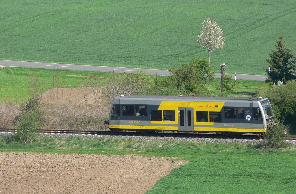 Burgenlandbahn 672 918-0 als RB von Naumburg Ost nach Nebra, im Unstruttal bei Laucha; 27.04.2009 (Foto: Lothar Biegemann)