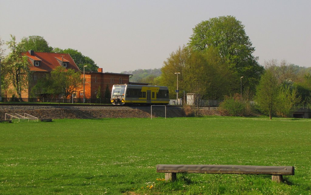 Burgenlandbahn 672 xxx als RB 34870 von Naumburg (S) Ost nach Wangen (U), am 20.04.2011 beim Halt in Balgstdt.