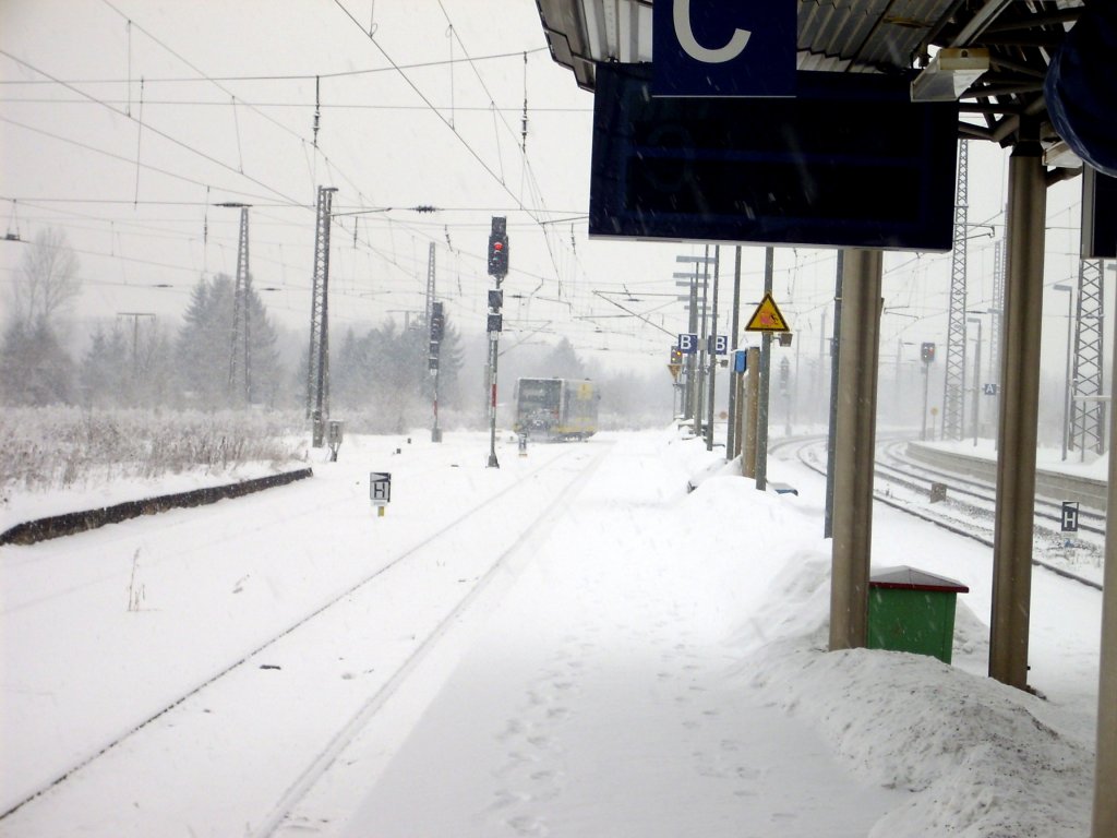 Burgenlandbahn im Schnee - ein LVT der Burgenlandbahn als RB nach Naumburg Ost, bei der Ausfahrt im Hbf am 21.12.2010. Im Vordergrund sieht man den verschneiten Bahnsteig 3.