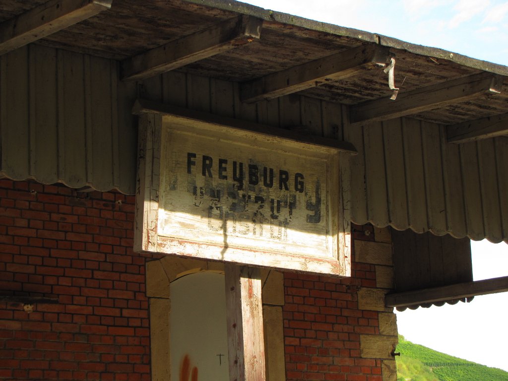 Das alte Bahnhofsschild von Freyburg an der ehemaligen Güterverladerampe; 10.09.2011