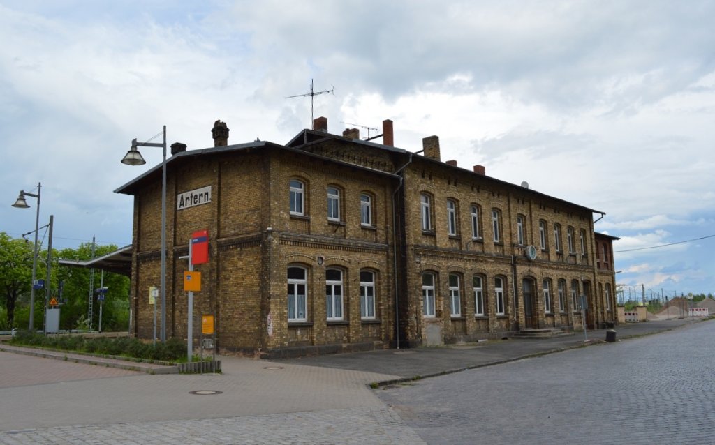 Das Bahnhofsgebäude von Artern. Artern liegt an der Hauptstrecke Sangerhausen - Erfurt. Die Unstrutbahn verläuft ab Reinsdorf (b. Artern) paralell bis Artern. Auf dem Abschnitt Wangen - Artern gibt es seit 09.12.2006 keinen SPNV mehr. Auch das EG in Artern hat keine Funktion mehr; 09.05.2013