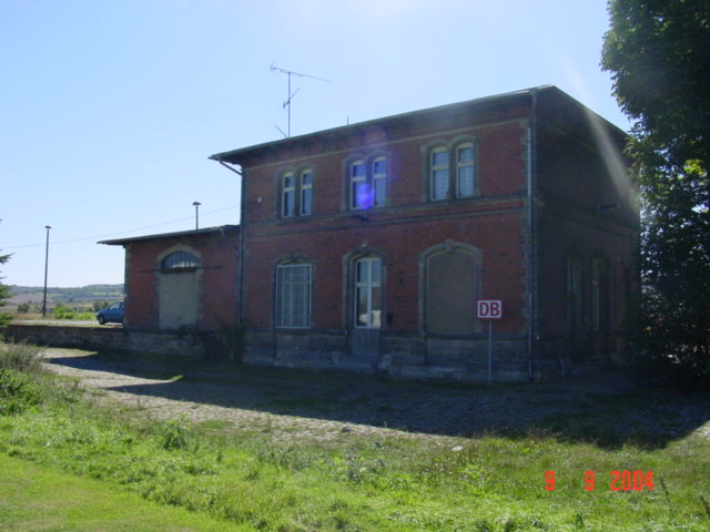 Das Bahnhofsgebäude in Gehofen; 09.09.2004 (Foto: Carsten Klinger)