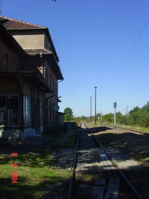 Das Bahnhofsgebäude und die Gleisanlagen im Bf Donndorf; 08.09.2004 (Foto: Carsten Klinger)