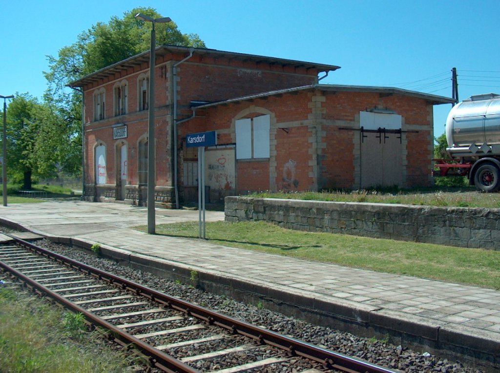 Das Bahnhofsgebäude von der Gleisseite her gesehen in Karsdorf; 10.05.2008