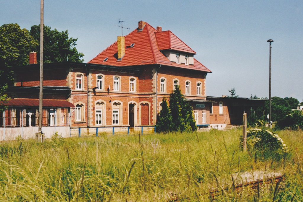 Das Bahnhofsgeb�ude in Laucha (Unstrut), am 07.06.2003. (Foto: J�rg Sch�fer)