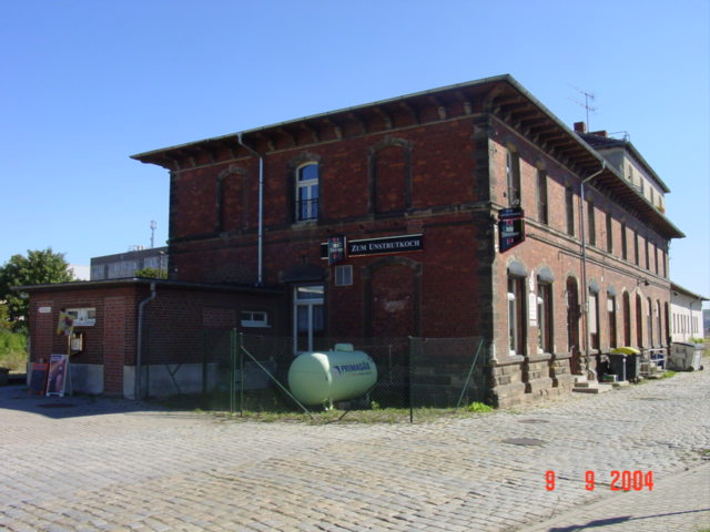 Das Bahnhofsgebude von Roleben; 09.09.2004 (Foto: Carsten Klinger)
