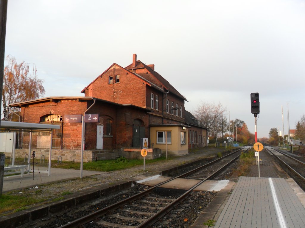 Das Bahnhofsgebude von Theien in der Morgensonne; 04.11.2011