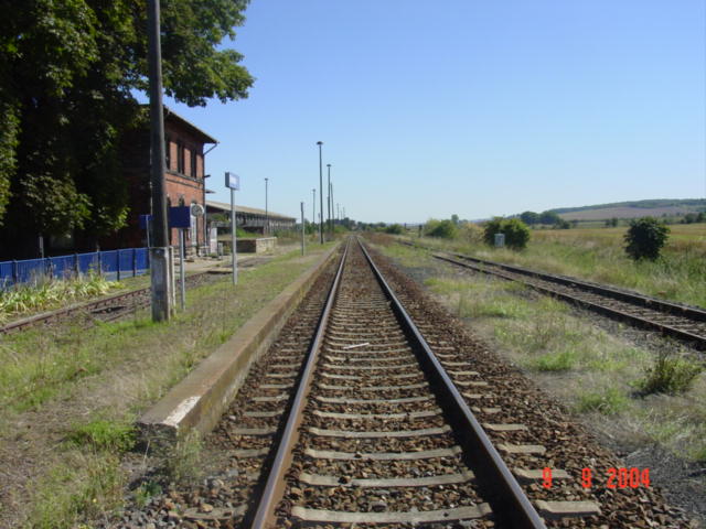 Das Bahnhofsgebude und die Gleisanlagen in Gehofen; 08.09.2004 (Foto: Carsten Klinger)