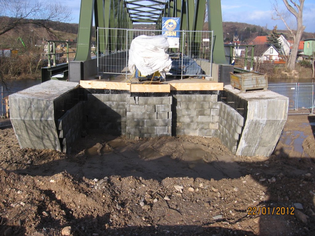 Das Brückenfundament mit der neuen Saalebrücke in Roßbach; 22.01.2012 (Foto: Hans Grau)