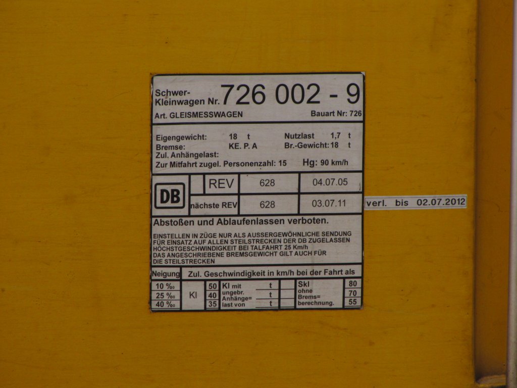 Das Datenschild des Gleismesstriebwagens 725 002-9 von DB Netz Instandhaltung, fotografiert in Nebra; 12.03.2012