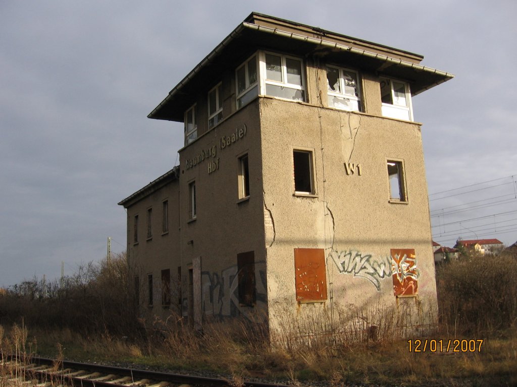 Das ehemalige und heute nicht mehr vorhandene Stellwerk W1 in Naumburg (S) Hbf; 12.01.2007 (Foto: Hans Grau)