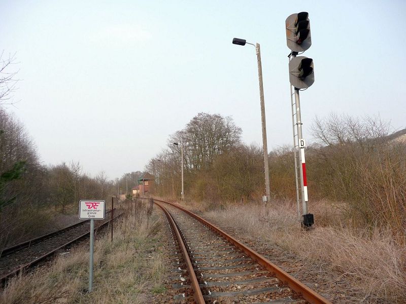 Das Einfahrtssignal vom Bf Nebra und das Schild, dass das Ende der Infrastrutktur der DRE anzeigt, am 04.04.2009. (Foto: Ralf Kuke)