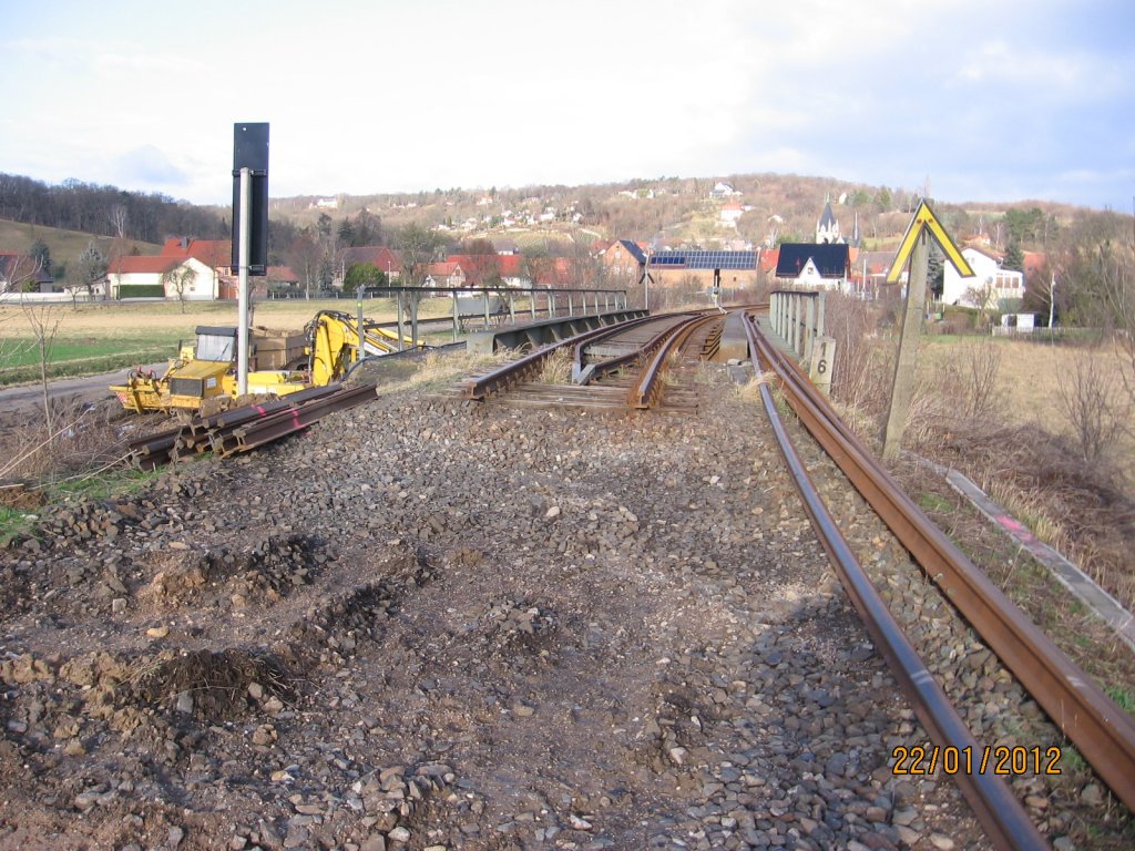 Das gekappte Unstrutbahngleis kurz vor der Saale in Roßbach; 22.01.2012 (Foto: Hans Grau)