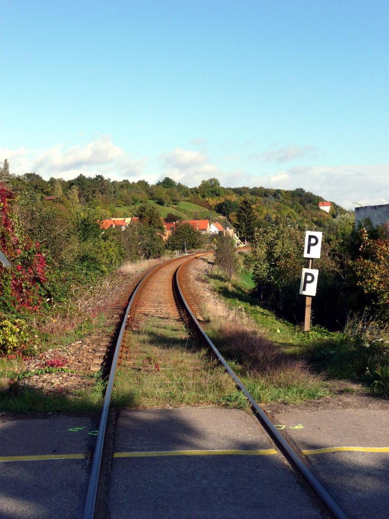 Das Gleis der Unstrutbahn in der Ortschaft Roßbach; 07.10.2011 (Foto: Klaus Pollmächer)