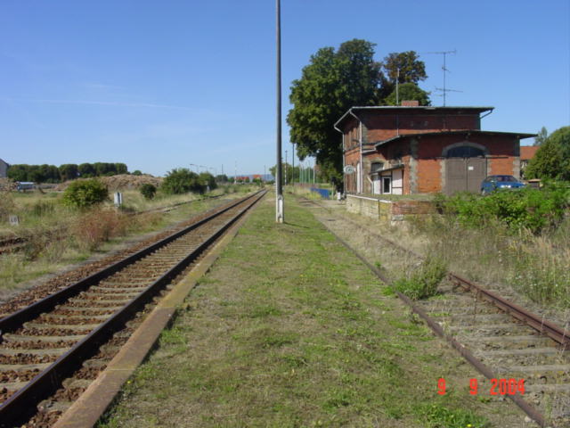 Das Hauptgleis und das Bahnhofsgebude in Gehofen; 09.09.2004 (Foto: Carsten Klinger)