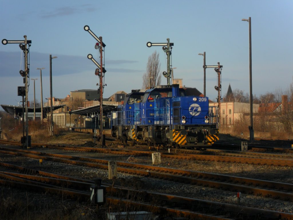 Das InfraLeuna-Doppel 209 + 208 hat 29.12.2011 auf Gleis 6 Ausfahrt in Richtung Trglitz (Industriepark Zeitz, ehemals VEB Hydrierwerk).