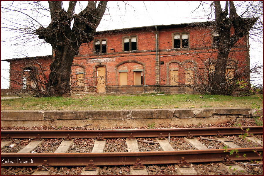 Das nicht mehr genutzte Bahnhofsgebäude von Reinsdorf; 10.04.2007 (Foto: Selmar Petzoldt)