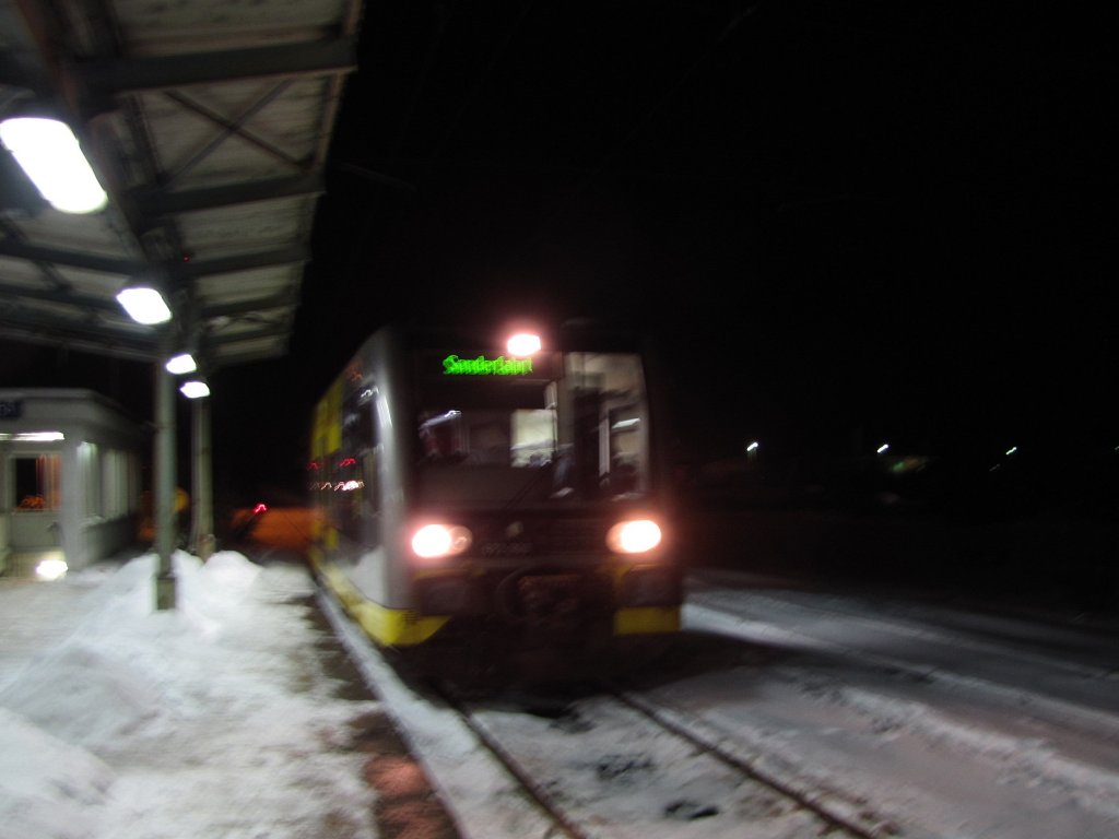Das sollte eigentlich der letzte planmäßige Personenzug von Nebra nach Zeitz sein. Dieser endete jedoch witterungsbedingt in Naumburg Hbf. Der Tw fuhr dann überpünktlich als  Sonderfahrt  aus dem Bahnhof, daher auch die schlechte Bildqualität; 10.12.2010