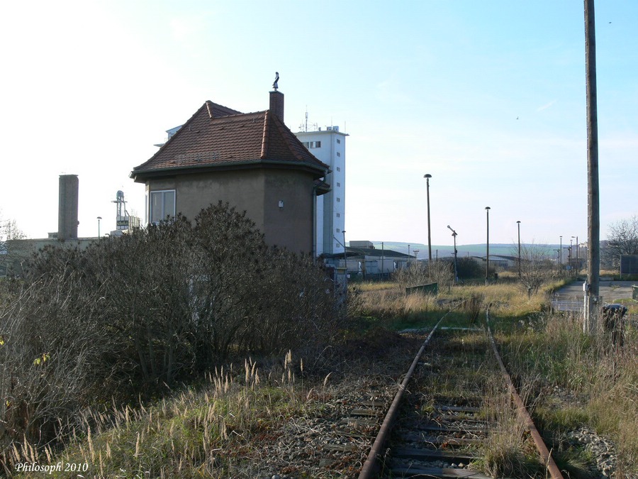 Das Stellwerk B1 und das alte Gleis der ehemaligen Strecke aus Querfurt, im Bf Vitzenburg; 02.12.2006 (Foto: Carsten Klinger)