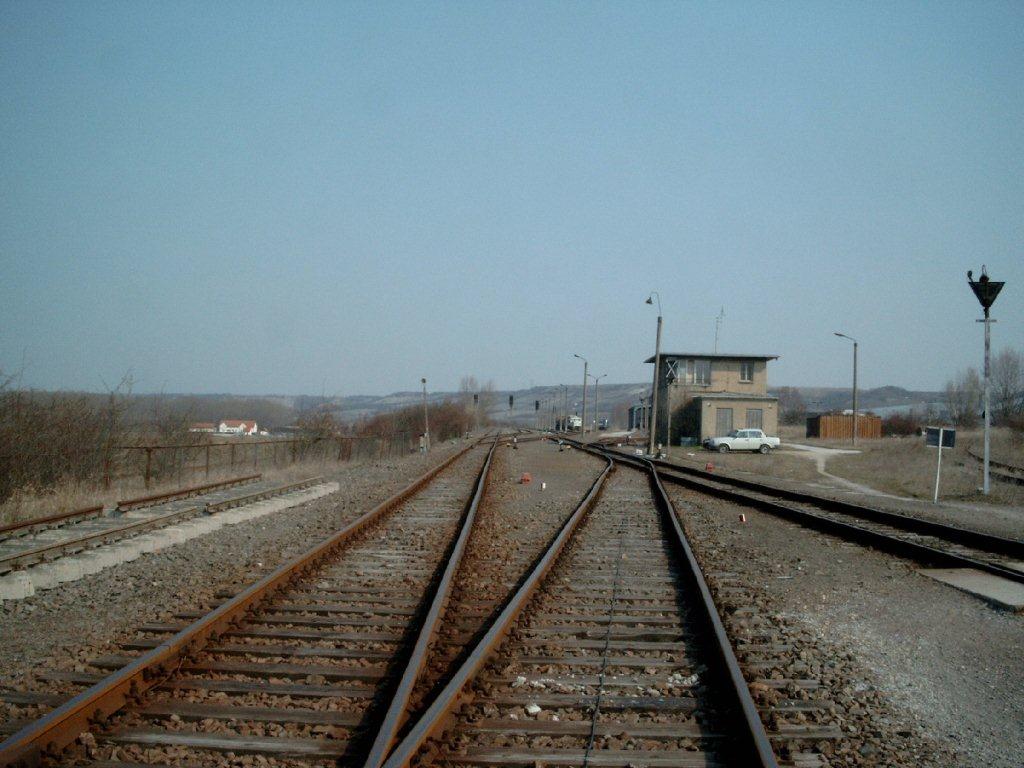 Das Stellwerk ZB1 im Zementwerk Karsdorf. Ganz links erkennt man noch Reste vom emaligen Ausfahrtsgleis in Richtung Laucha; 2007 (Foto: Dieter Bauer)